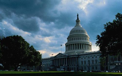 关键时候两党还在吵架！国会预算办公室警告：最快10月就陷入财政危机